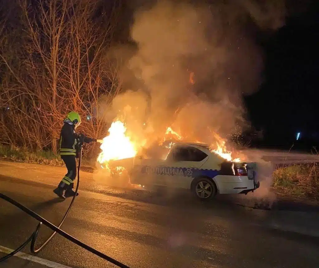 Oslobođenje – (FOTO i VIDEO) Gorio je policijski automobil u Banjaluci: Uzrok