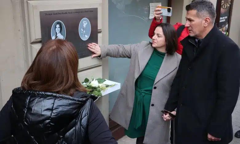 Otkrivena spomen-ploča na mjestu stradanja mladih doktorica Azre Spahić i Alme Suljić