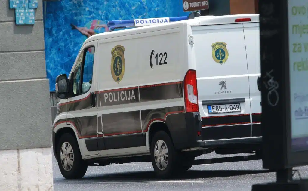 Pljačka na Ilidži: Razbojnik s pištoljem upao u benzinsku pumpu, oteo je novac