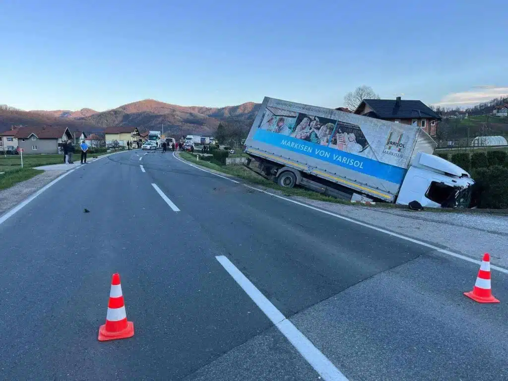 Teška nesreća na magistralnom putu M-17: Žestok sudar kamiona i motocikla, teretno vozilo završio u kanalu