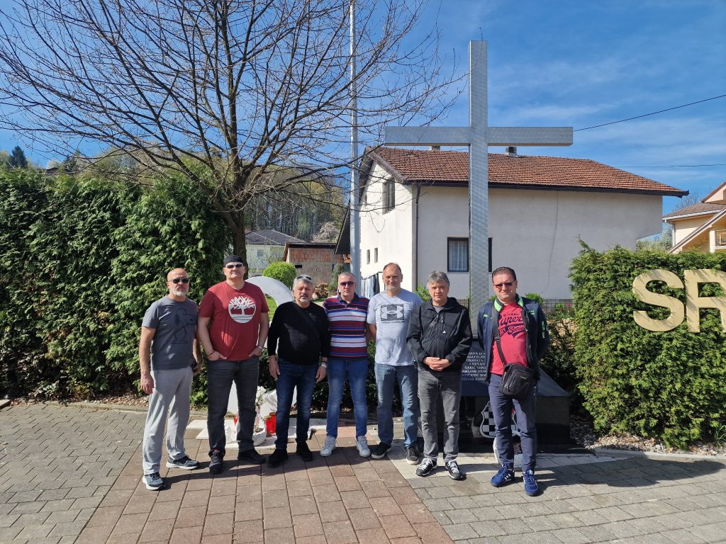 RESPEKT: Članovi grupe Dalmatino posjetili spomen obilježje “Osmica” u Vitezu