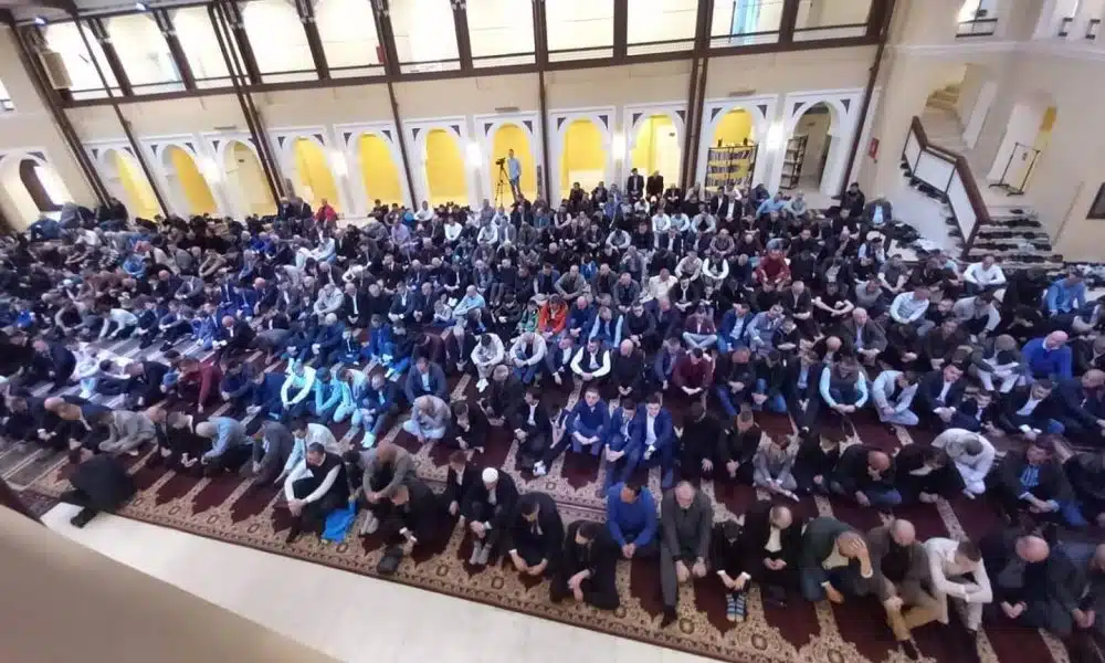 Bajramska radost: Stotine Travničana na Bajram-namazu u Elči Ibrahim-pašinoj medresi u Travniku