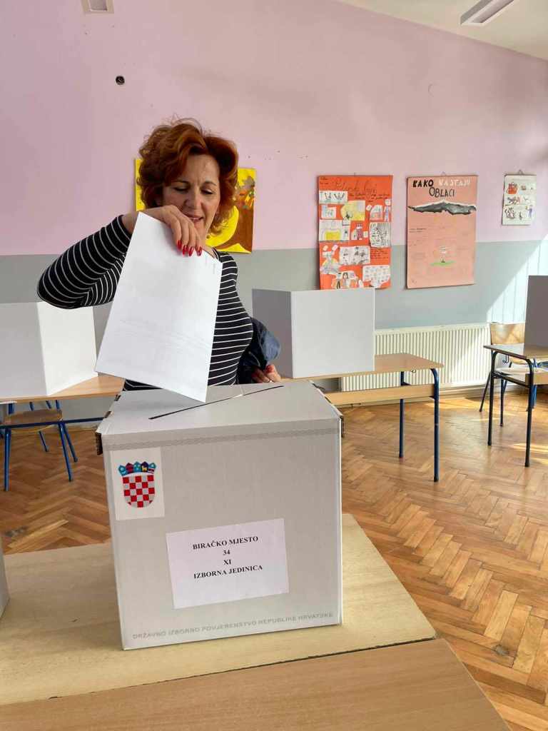 hrvatski državljani u bih danas glasaju na parlamentarnim izborima biračka mjesta i u vitezu