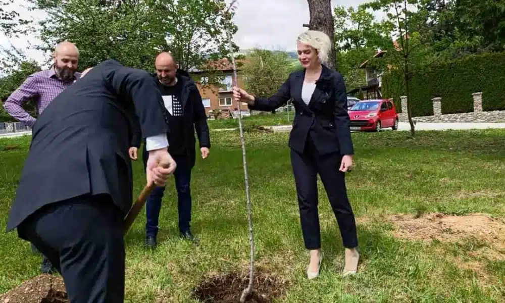 Ambasador BiH u Japanu gdin Mato Zeko posjetio Centar za Socijalni rad i u svom gradu zasadio “Japansku trešnju”