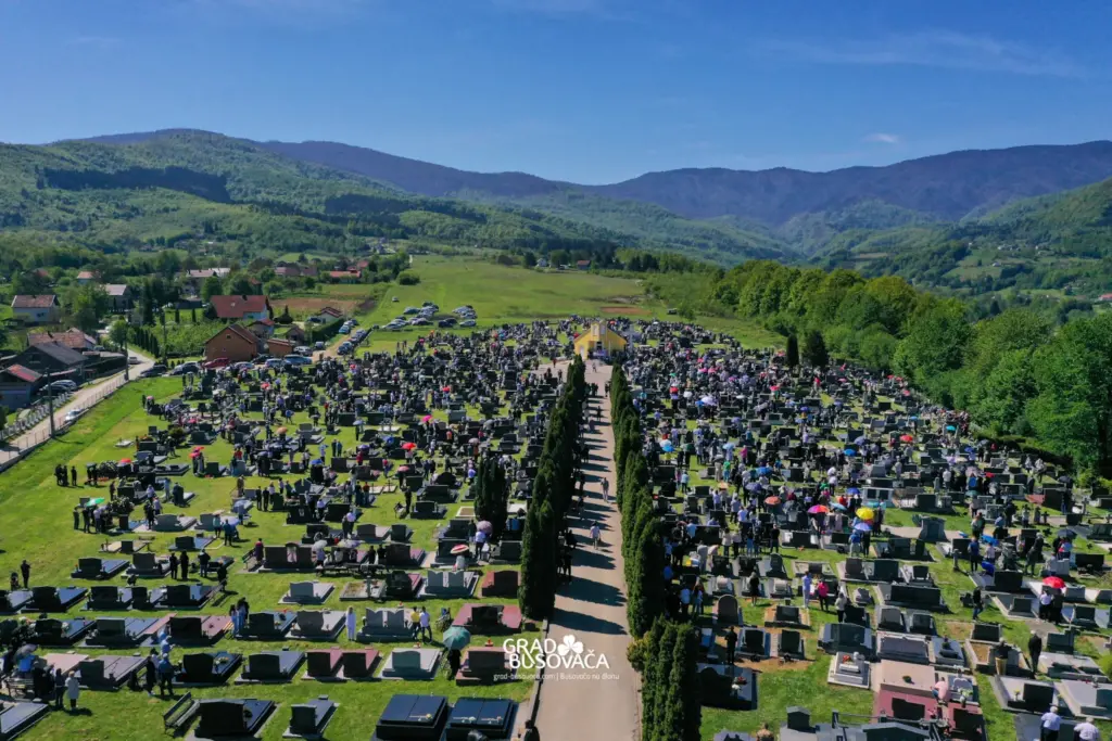 Veliki broj vjernika na proljetnom blagoslovu polja na groblju Carica Busovača