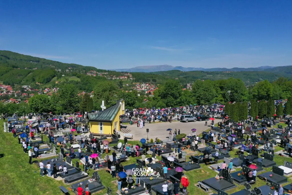 Veliki broj vjernika na proljetnom blagoslovu polja na groblju Carica Busovača