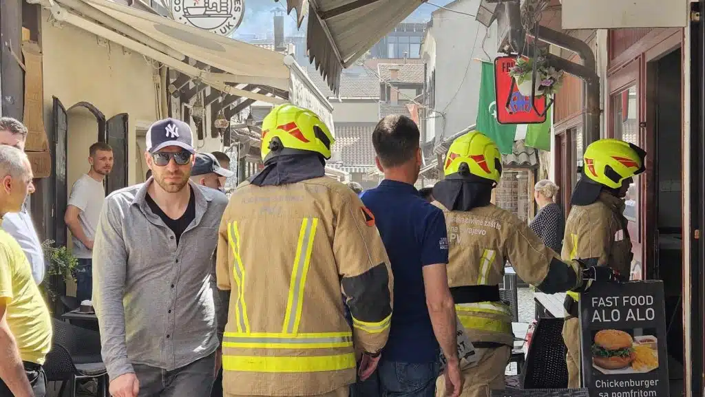 (FOTO i VIDEO) Haos u srcu Baščaršije: Buknuo požar u jednoj od radnji