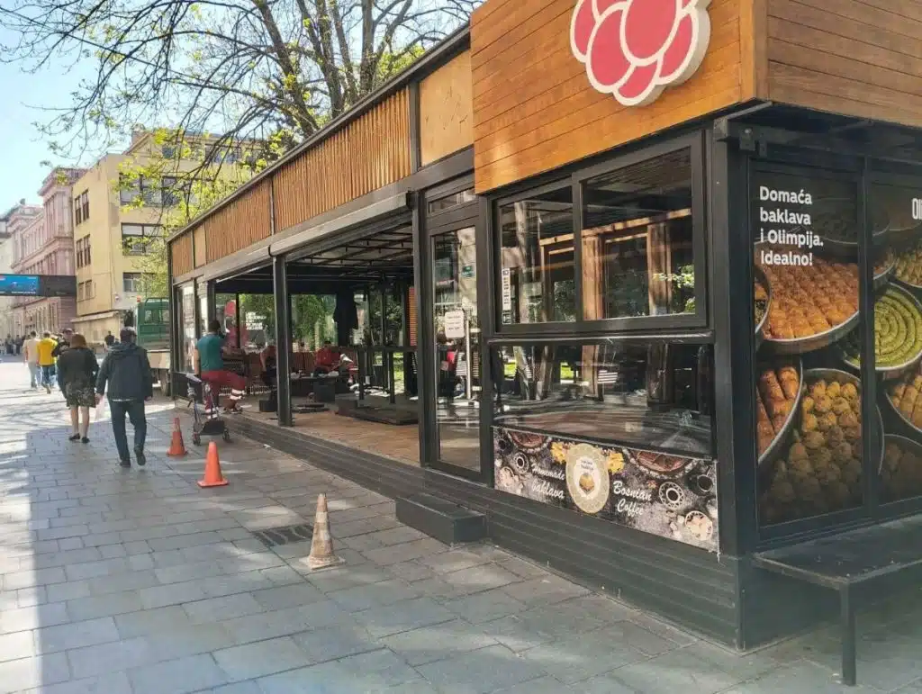 Foto/ Počelo uklanjanje bespravno postavljene bašte u ulici Ferhadija, u toku postupak za objekat FK Sarajevo