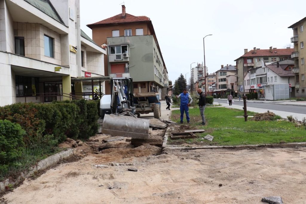 novi travnik: počeli radovi na uređenju pješačke zone ispred “komunalke”