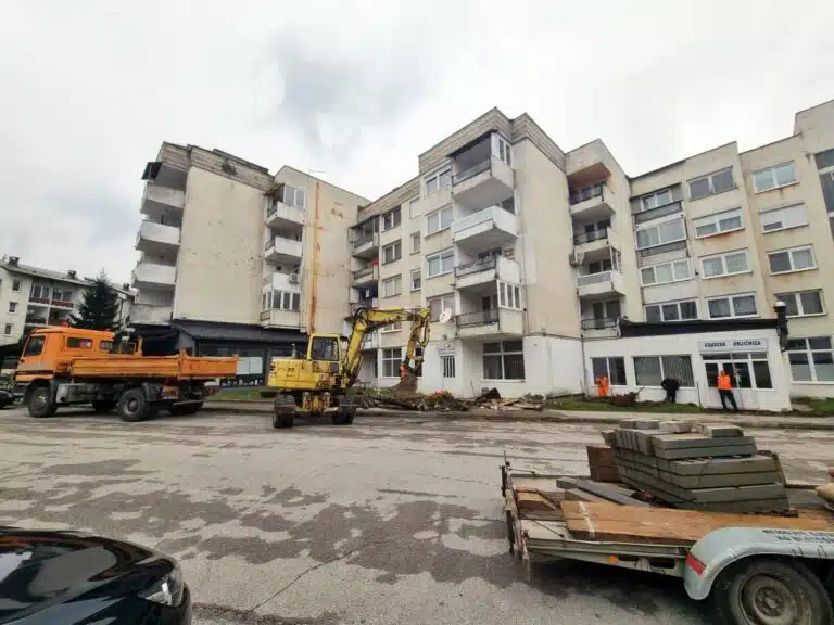 Obavijest: Molba korisnicima parkinga kod Gradske knjižnice u Vitezu