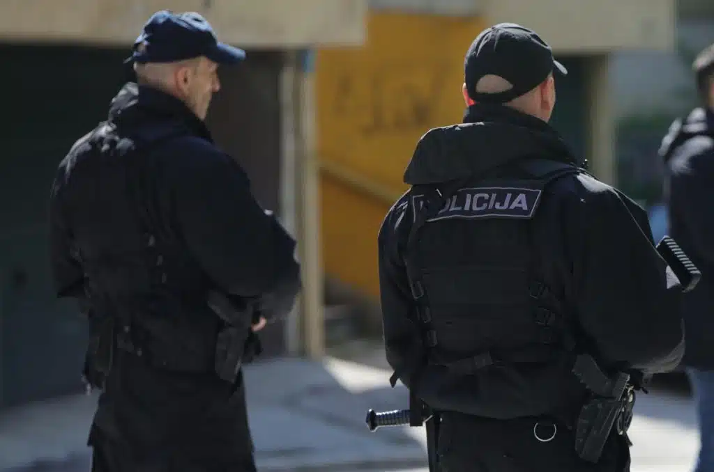 Odjel za droge MUP-a KS uhapsio dilera: Sarajlija zatečen sa paketićima spida i marihuane, u stanu mu pronađeno još droge