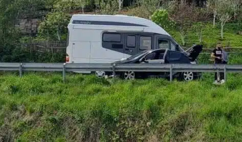 Oslobođenje – Teška nesreća u BiH: Žestok sudar kombija i automobila, ima povrijeđenih, saobraćaj