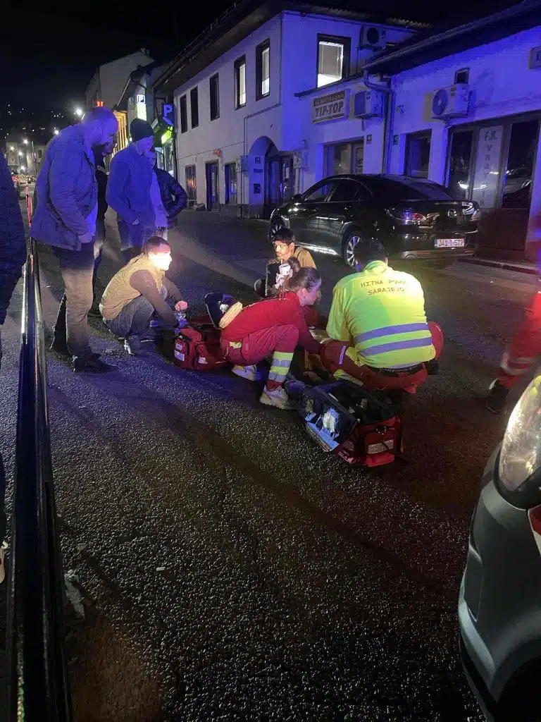 Oslobođenje – (VIDEO) Otkrivamo šta se sinoć događalo na Baščaršiji: Svađa ispred prodavnice prerasla u fizički sukob, automobil mladiću prešao