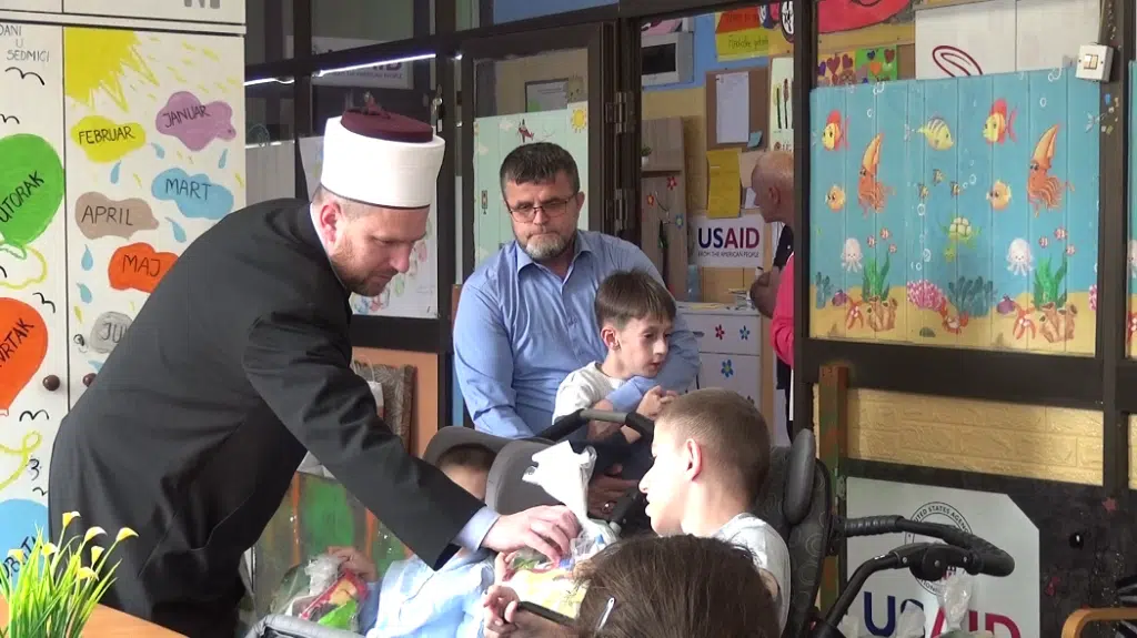 Predstavnici Medžlisa paketićima obradovali korisnike servis centra Dlan
