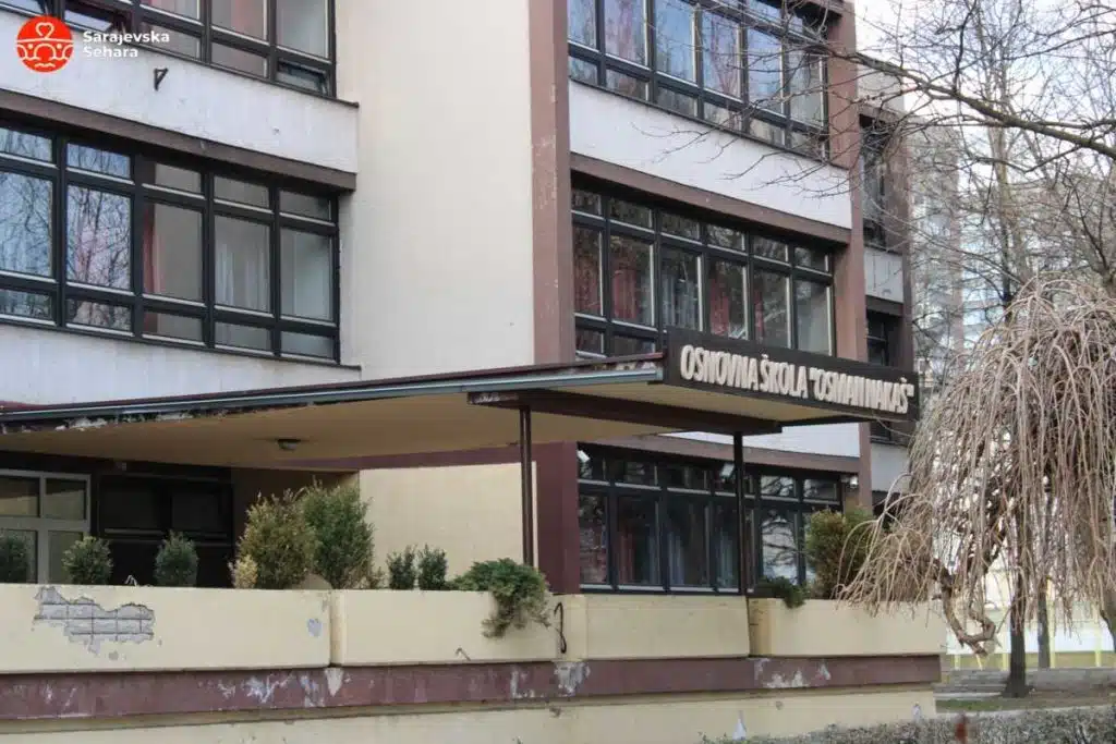 U sarajevskim školama prva nastava svakog prvog u mjesecu počinje izvođenjem himne Bosne i Hercegovine