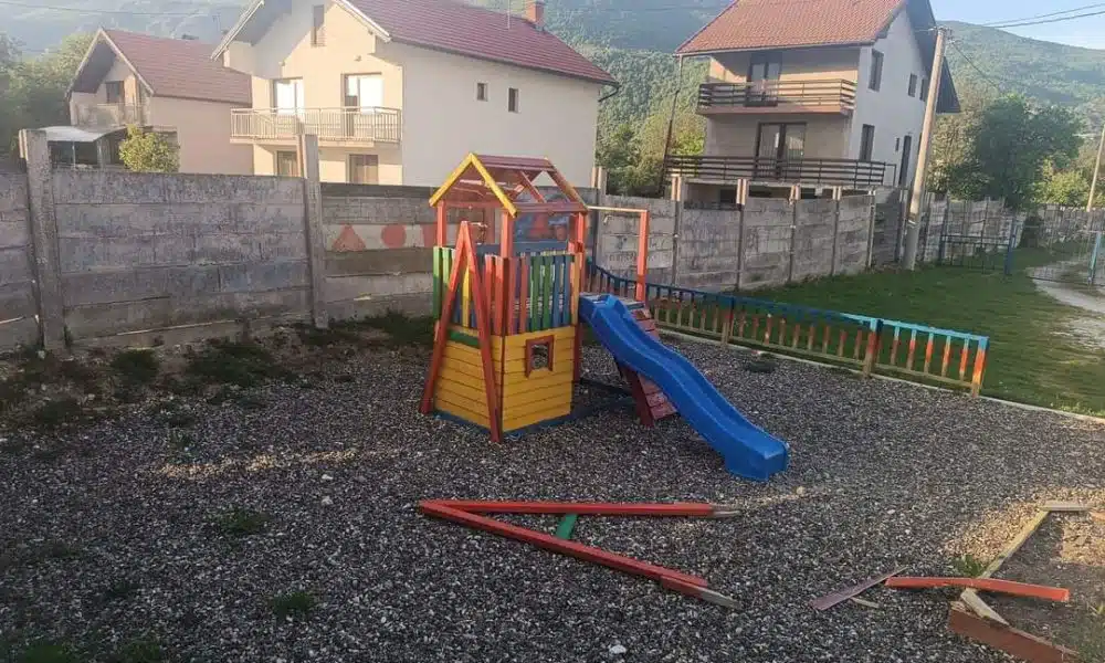 TUŽNA SLIKA DANAŠNJEG DRUŠTVA: Starija djeca iz “dosade” devastirali igralište na Docu kod Travnika