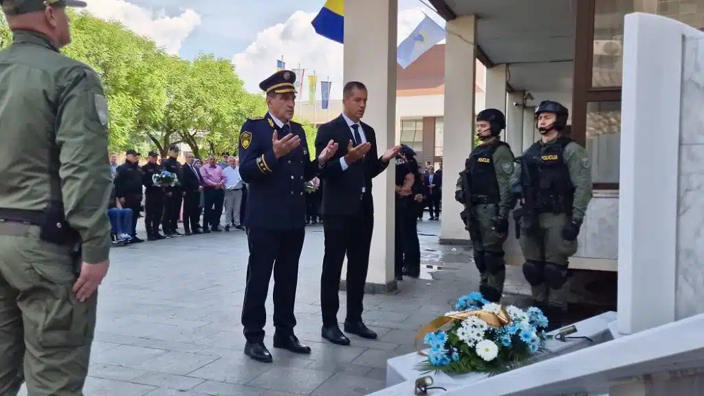 U sklopu obilježavanja Dana policije ZDK položeno cvijeće na spomen ploču poginulim pripadnicima MUP-a