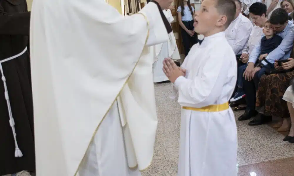 Nesvakidašnji događaj u Busovači: Brat podijelio bratu sakrament Prve svete pričesti
