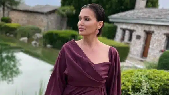 KAKVE NOGE NINA IMA: Oduševila nikad kraćom haljinom, ova žena je posebna