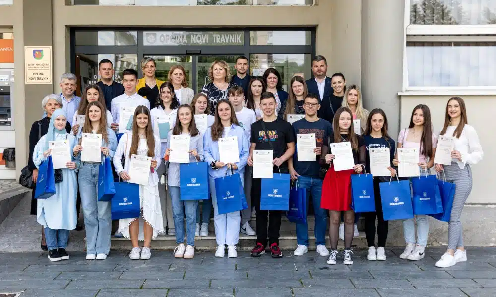 Nagrađeni učenici generacije škola u Novom Travniku.