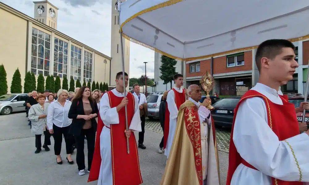NOVI TRAVNIK: Misa i Tijelovska procesija predvođena apostolskim nuncijem nadbiskupom mons. FRANCISOM Assisijem CHULLIKATT-om