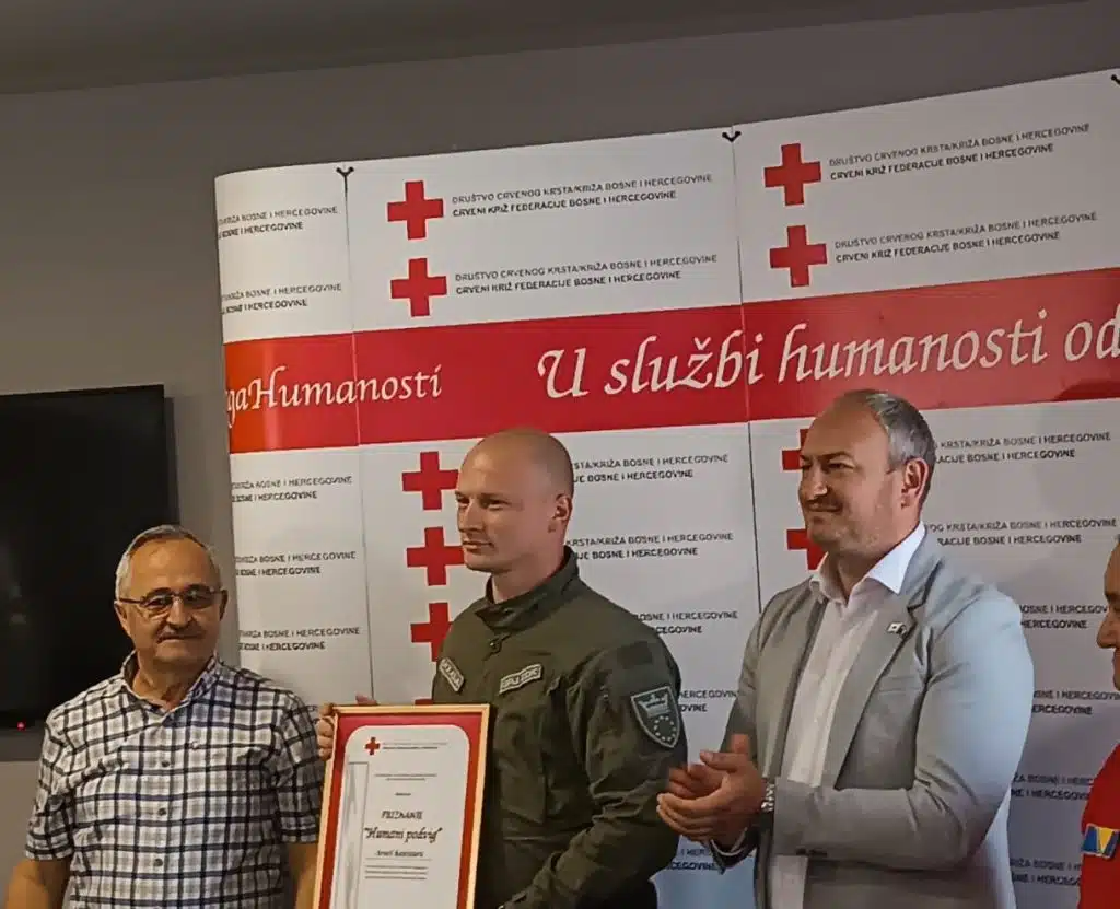 Crveni križ uručio priznanje hrabrom policijskom službeniku Arenlu Kelešturi