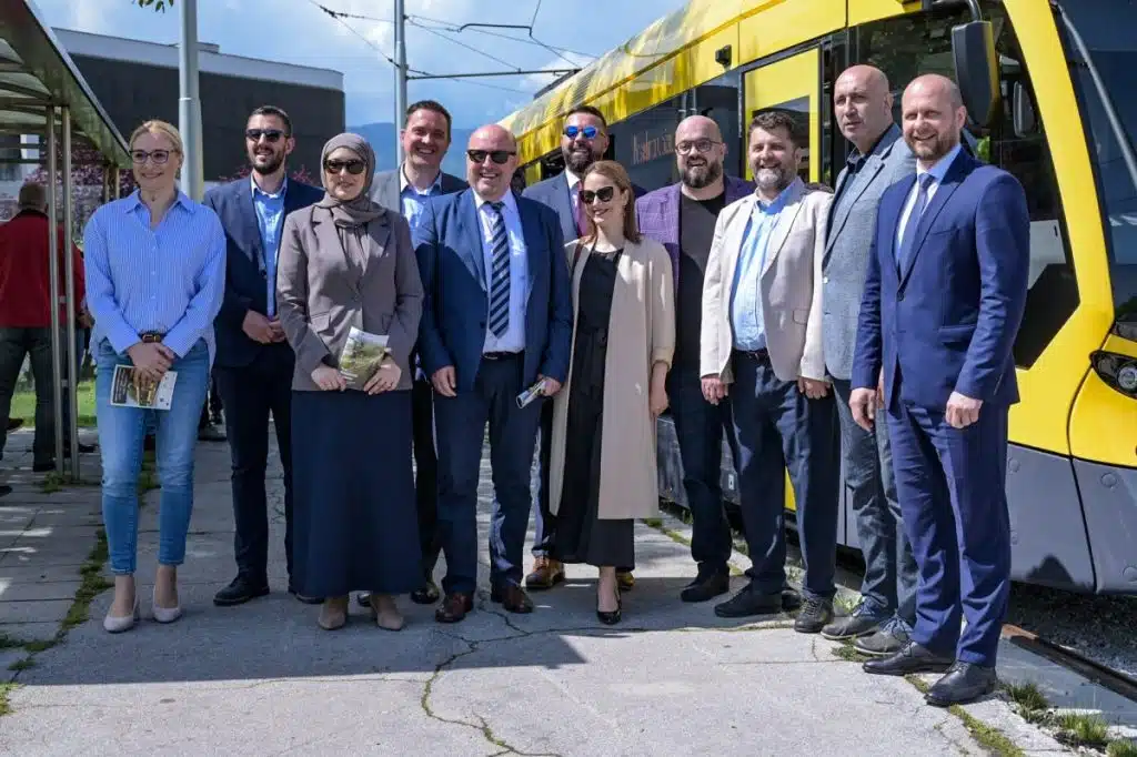 Foto/ Ministarstvo saobraćaja KS za partnere na projektima organizovalo vožnju novim sarajevskim tramvajem