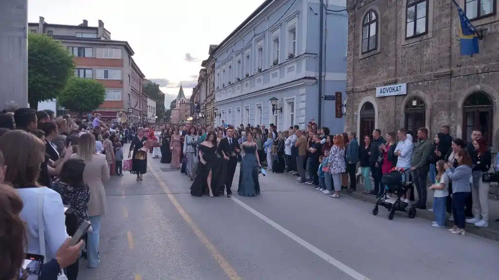 Svečani defile maturanata Mješovite srednje škole Travnik oduševio sve prisutne (FOTO/VIDEO)