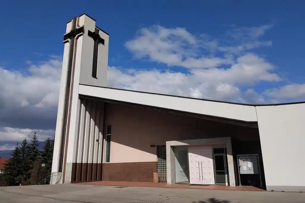 Napomena: U ovom preformulisanju korišten je naziv “Hrvata” umjesto “Hrvata katolika”Ratna crkva/bolnica u Novoj Biloj će postati memorijalni centar Hrvata u BiH.