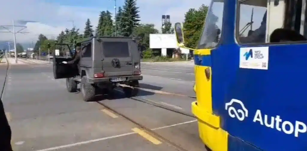 Video/ Građanin džipom šlepao tramvaj u Sarajevu