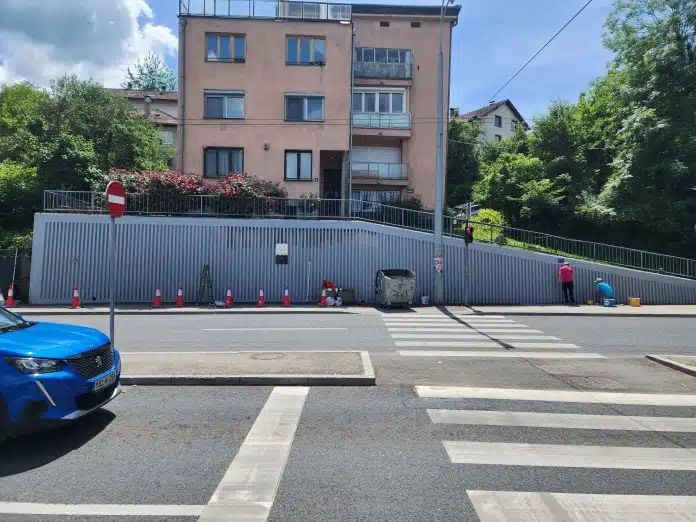 Započeto uklanjanje grafita sa fasada i javnih površina na području općine Centar