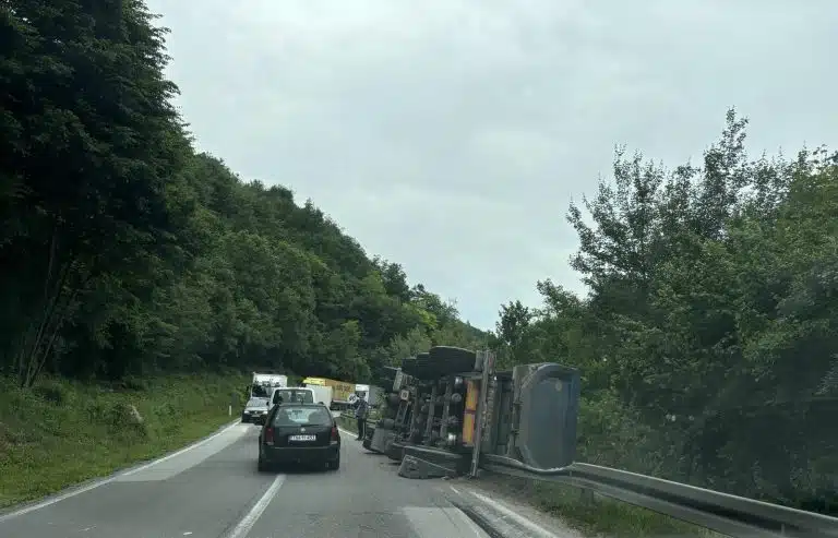 Kamion se prevrnuo na putu između Viteza i Busovače