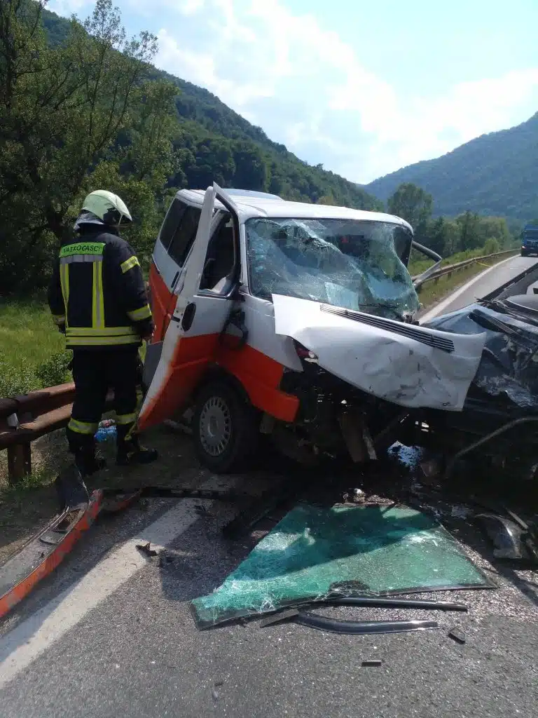 Više osoba povrijeđeno u sudaru dva kombija.