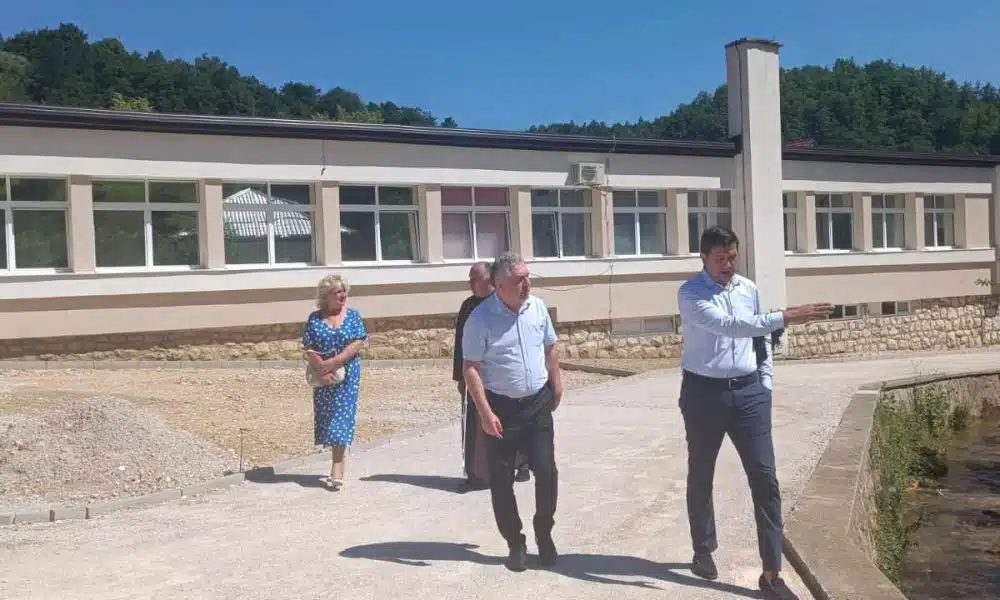 Obilazak radova na uređenju Doma zdravlja u Kreševu: Pejak i Vidović imali sastanak sa izvođačima