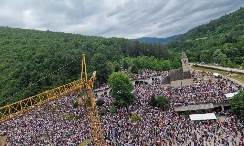 Više od petdeset hiljada vjernika i hodočasnika posjetilo svetište svetog Ive u Podmilačju.