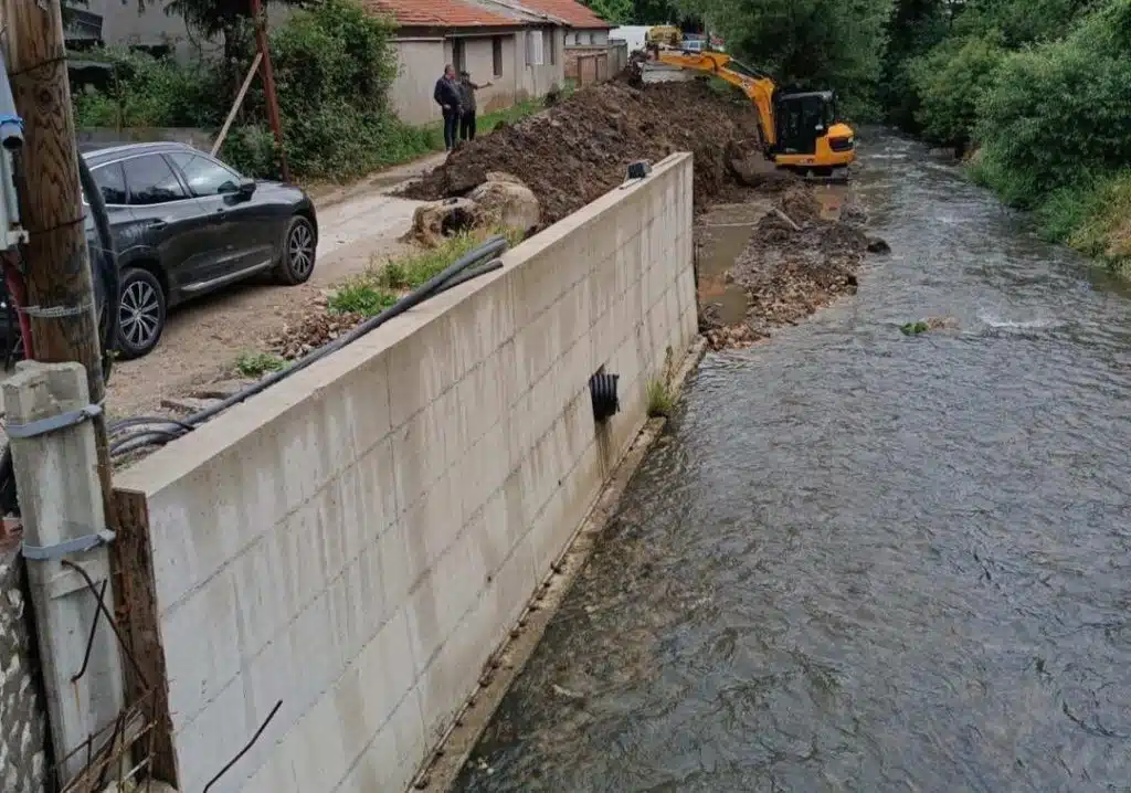 Počeli radovi na izgradnji zaštitnog AB zida uz rijeku Lašvu