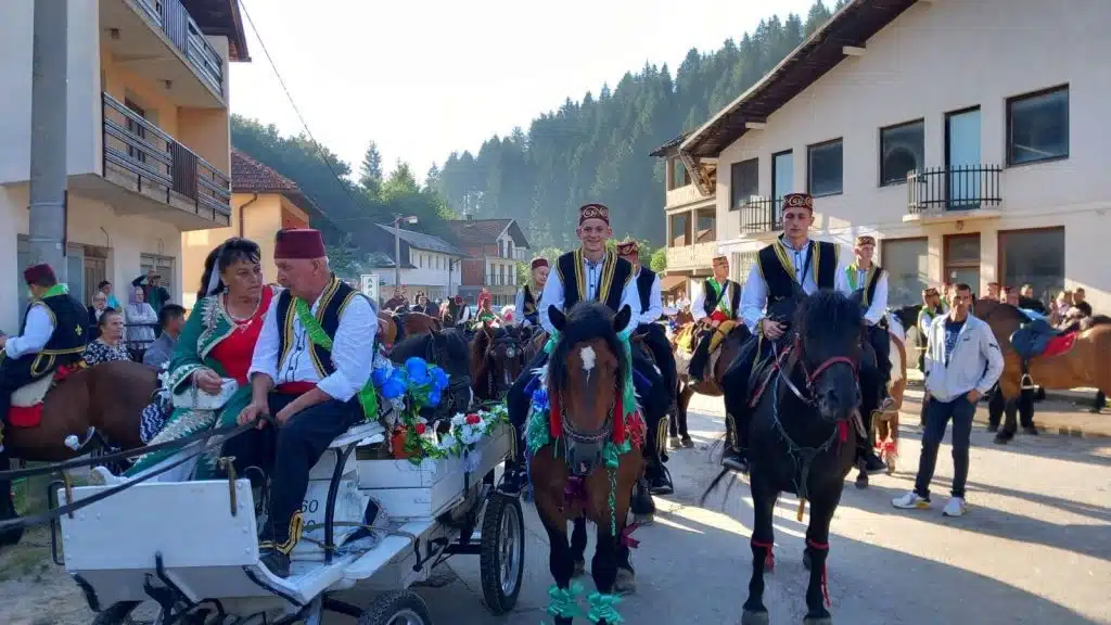 514. dani Ajvatovice: Defile konjanika iz Karaule prema Donjem Vakufu i Pruscu (FOTO)