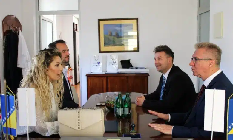 Ministrica Mesihović i ministar Kalamujić potpisali sporazum o saradnji s Farmaceutskim fakultetom: Modernizacija laboratorijske infrastrukture i usavršavanje mladih istraživača