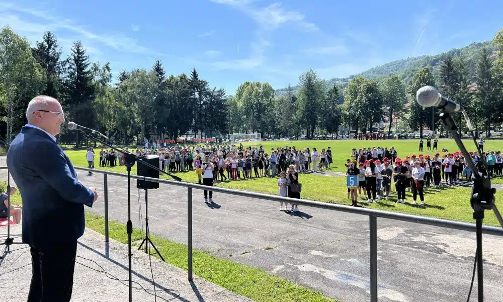 Posljednji školski dan u Travniku obilježen uz “Pozdrav raspustu” – više od 400 djece učestvovalo