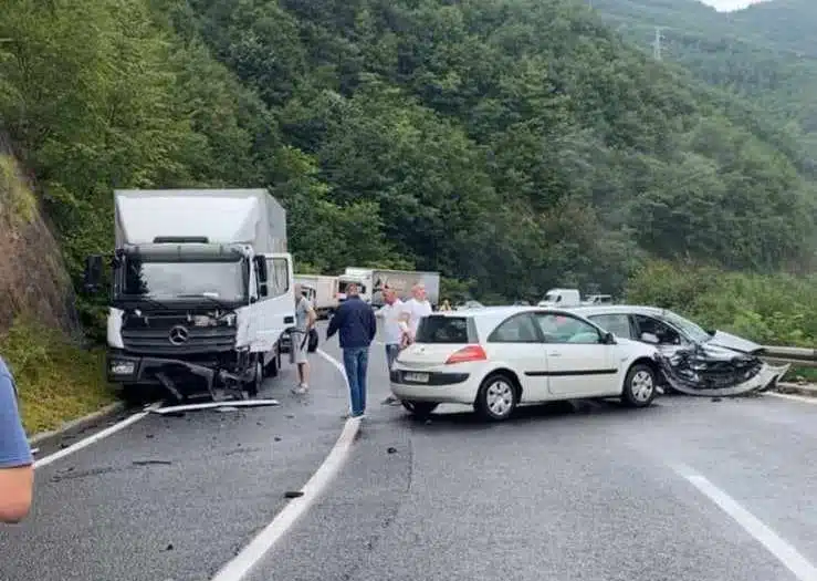 Težak sudar na Bradini, učestvovali kamion i dva putnička vozila – TNTportal.ba