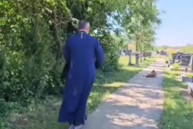(VIDEO) SVEŠTENIK IZAZVAO ŠOK TESTIRAJUĆI ELEKTRIČNI TROTINET NA GROBLJU