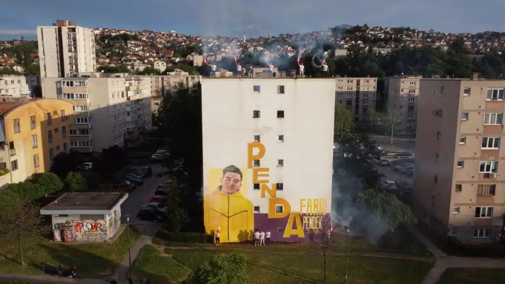 Video/ Pogled s neba na bakljadu koju su prijatelji i porodica Farisa Pendeka organizirali u čast otvaranja murala