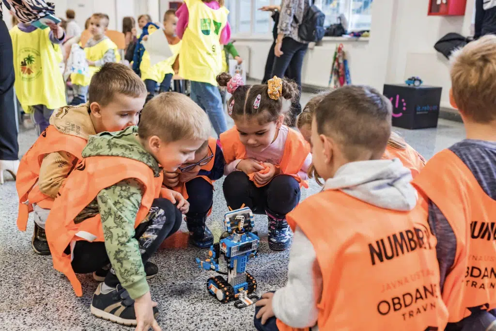 Rekordan broj učesnika u petom ‘Kids Hack Day’ u Travniku: Preko 1000 djece u utrci robotima”
