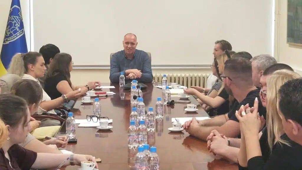 Druženje gradonačelnika Lugavića sa mladima Tuzle: “Na kafi sa gradonačelnikom”