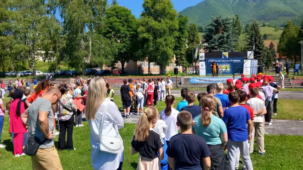 “Pozdrav raspustu” u Travniku: Veliki broj djece proslavilo posljednji dan škole (FOTO)