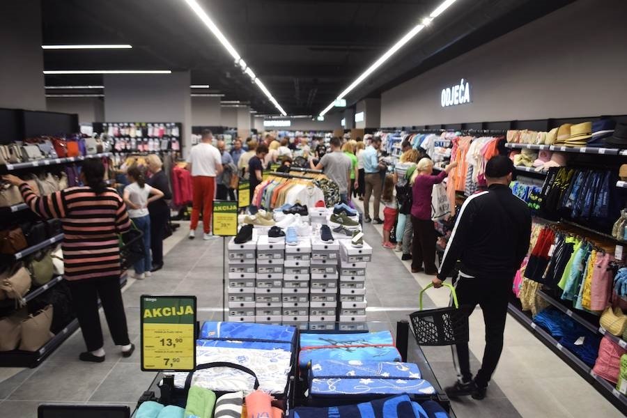 U centru Tuzle svečano otvoren novi hipermarket Bingo u centru tuzle svečano otvoren novi hipermarket bingo