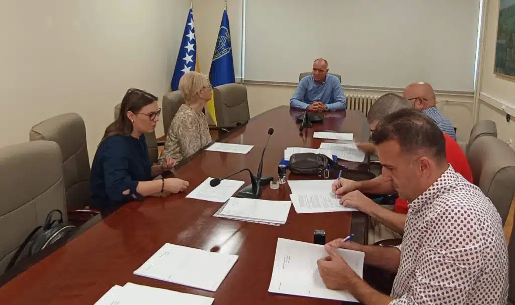 Gradonačelnik Lugavić potpisao 22 ugovora o dodjeli subvencije upraviteljima zgrada, ukupne vrijednosti 162.352,91 KM