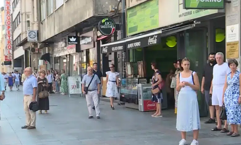 juli u Sarajevu: Odavanje počasti žrtvama genocida, tačno u podne sve stalo…Pripomena: Na specifičnost bosanskog jezika vođen je računa prilikom prevođenja naslova.
