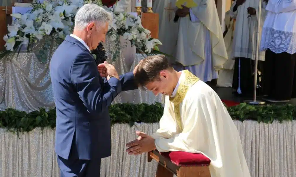 Mlada misa fra Hrvoja Žabića, prvog mladomisnika travničke župe Brajkovići nakon rata