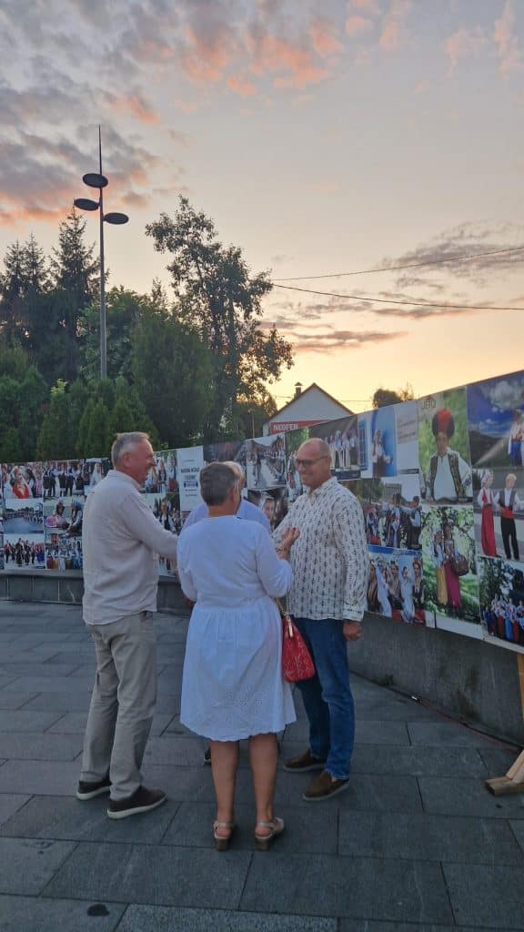 na trgu slobode otvorena izložba “narodne nošnje regiona” (foto)